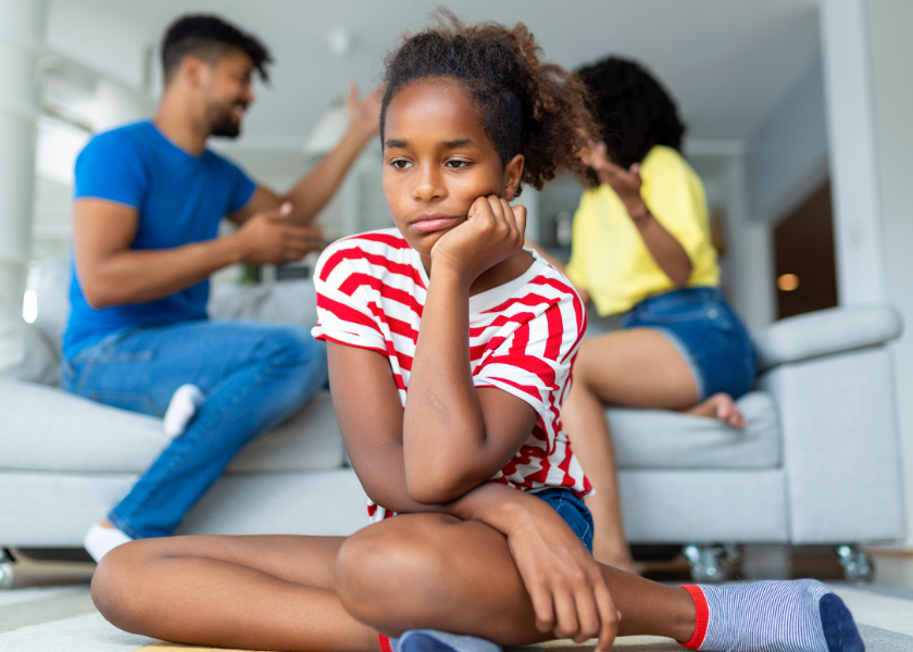 Éviter le divorce de ses parents demande avant tout de la compréhension, de la communication et de la bienveillance. En tant qu’enfant, il est important de rester à l’écoute, sans juger ni prendre parti. Encourager le dialogue, apporter du soutien émotionnel et créer des moments familiaux apaisants peuvent aider à réduire les tensions. Parfois, le recours à un médiateur familial ou à un conseiller conjugal peut également favoriser la réconciliation et préserver l’unité du foyer.